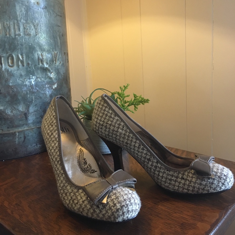 Winter houndstooth fabric shoes.